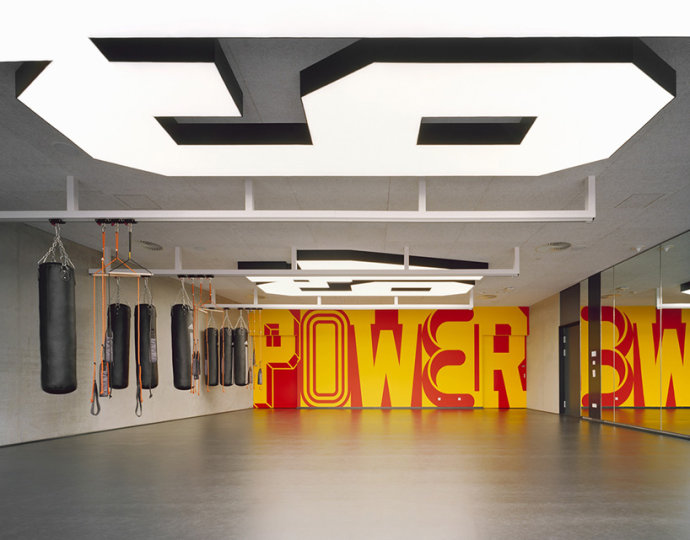 阿迪達(dá)斯健身中心環(huán)境標(biāo)識設(shè)計