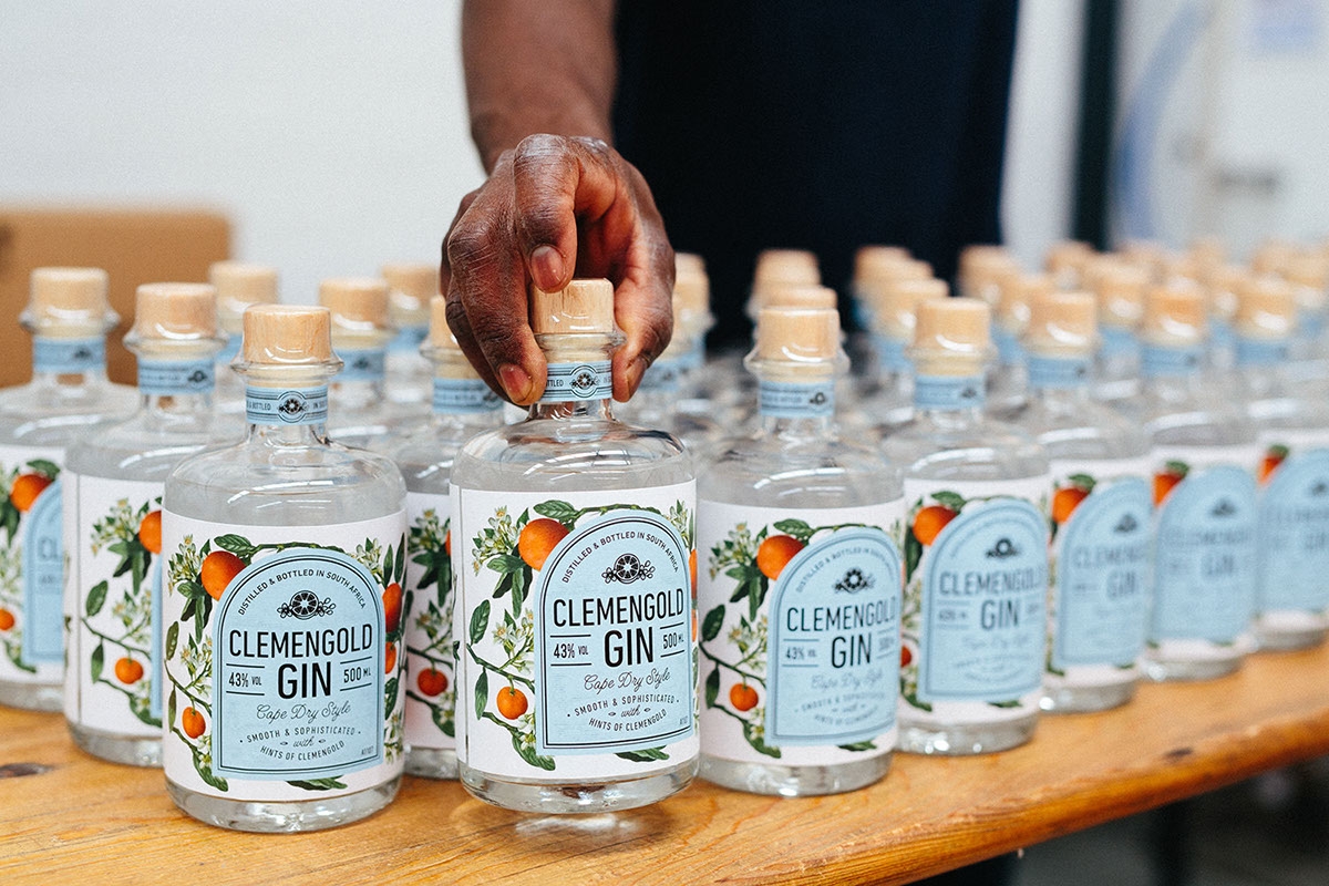 經(jīng)典海角干燥風(fēng)格，淡淡的柑橘味白酒包裝設(shè)計(jì)