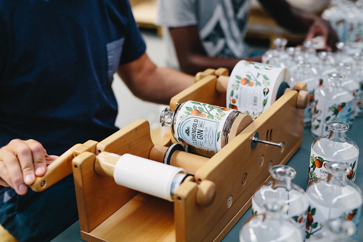 經(jīng)典海角干燥風(fēng)格，淡淡的柑橘味白酒包裝設(shè)計(jì)