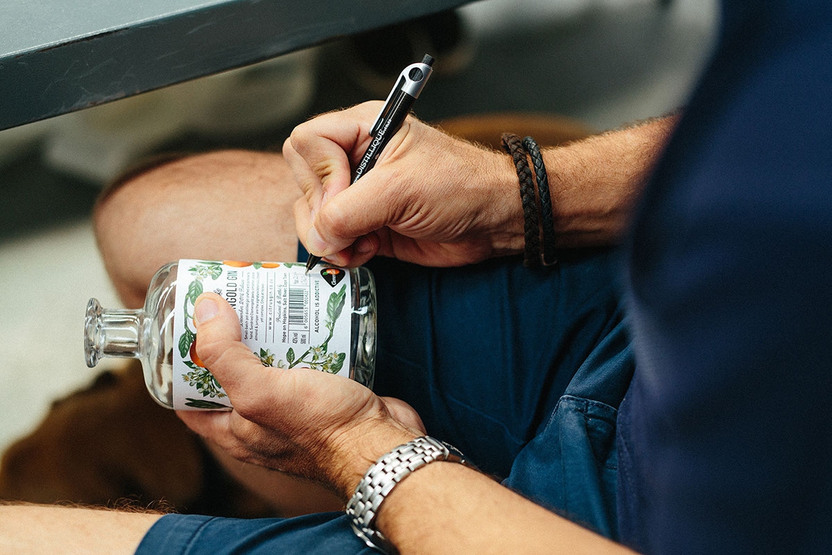 經(jīng)典海角干燥風(fēng)格，淡淡的柑橘味白酒包裝設(shè)計(jì)